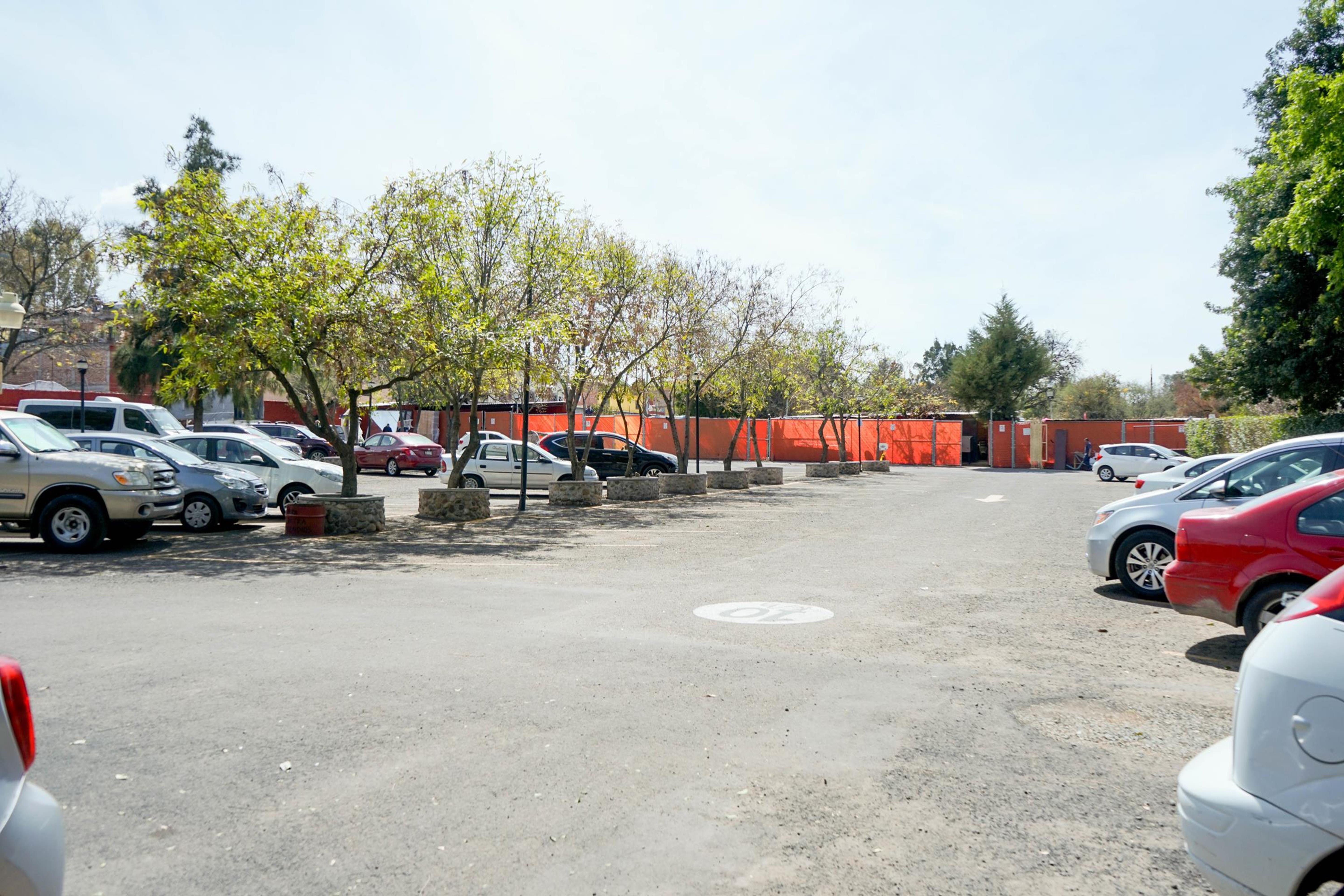 Real De Minas San Miguel De Allende Exteriör bild The parking lot of the station